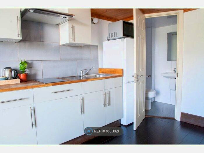 Studio To Rent In Hanover House, London, NW2