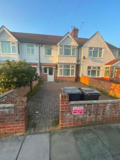 3 Bedroom Semi-Detached House To Rent In Meadowbank Gardens, Hounslow, TW5