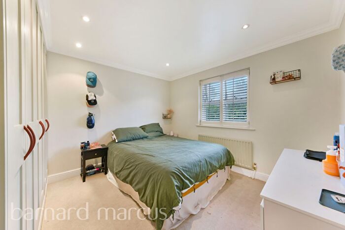3 Bedroom Flat To Rent In Iveley Road, London, SW4