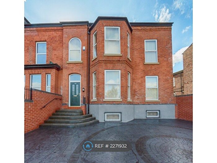 11 Bedroom End Of Terrace House To Rent In Dickenson Road, Manchester, M14