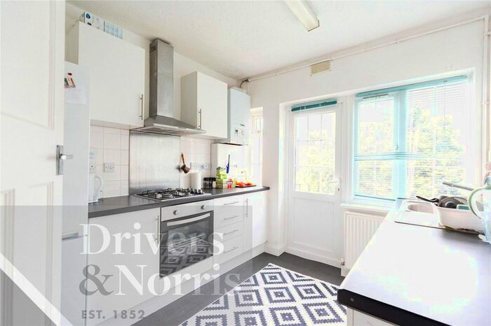 2 Bedroom Flat To Rent In Torrington Court, North Finchley, London, N12