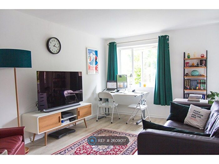 1 Bedroom Flat To Rent In Mile End Road, London, E1