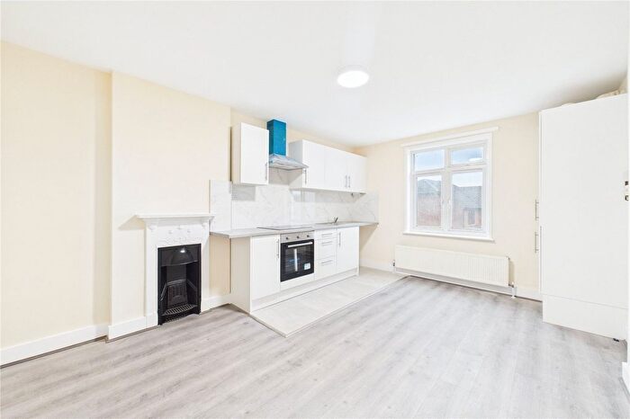 2 Bedroom Flat To Rent In Andover Road, Newbury, Berkshire, RG14