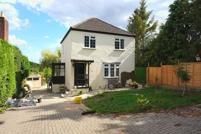 3 Bedroom Detached House To Rent In Green Lane, Chessington, Surrey., KT9