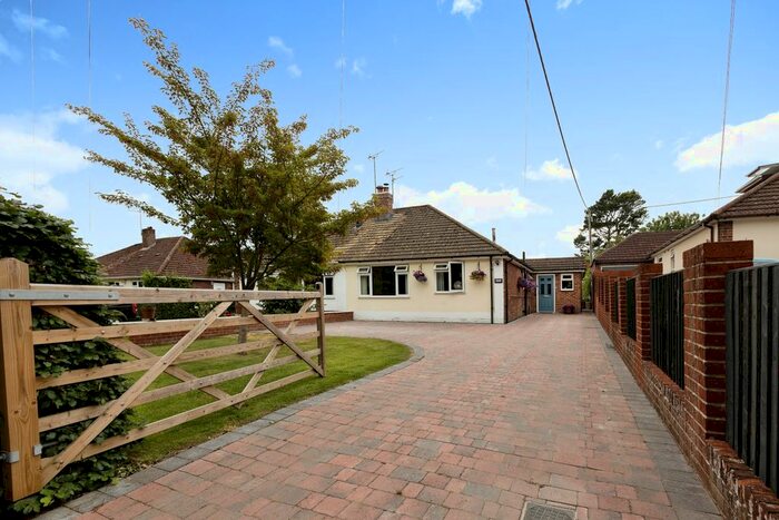 3 Bedroom Bungalow For Sale In Bloswood Drive, Whitchurch, Hampshire, RG28