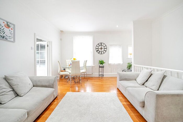 4 Bedroom Flat For Sale In Tremadoc Road, London, SW4