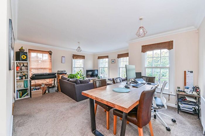 2 Bedroom Flat To Rent In Clapham Road, Oval, London, SW9