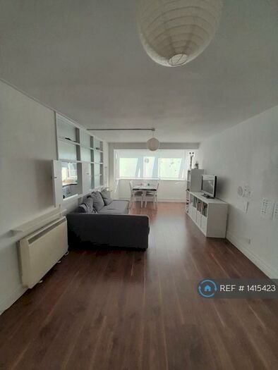 2 Bedroom Flat To Rent In Deanswood, London, N11