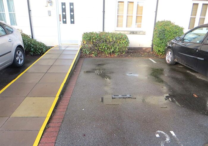 2 Bedroom Flat For Sale In Collingtree Court, Solihull, B92