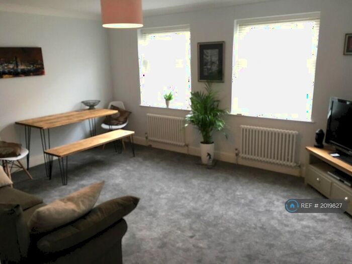 2 Bedroom Flat To Rent In The Hornet, Chichester, PO19