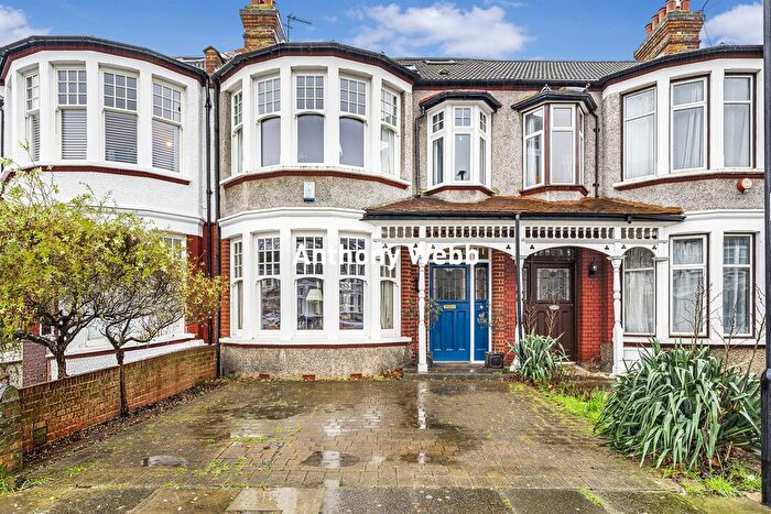 4 Bedroom Property For Sale In The Grove, Palmers Green, N13
