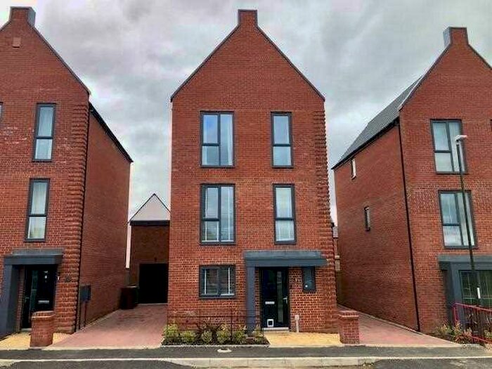 4 Bedroom House To Rent In The Avenue, S42