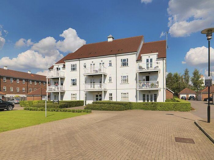 3 Bedroom Flat To Rent In Beaumont Drive, Worcester Park, KT4