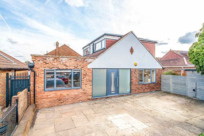 4 Bedroom Bungalow For Sale In Hollybank Close, Hampton, TW12