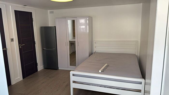 Studio To Rent In Maple Grove, London, NW9