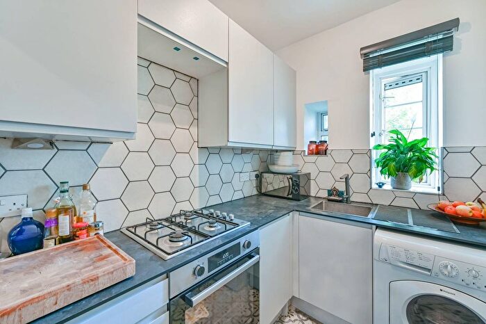 1 Bedroom Flat For Sale In Rusper Court, Clapham North, London, SW9