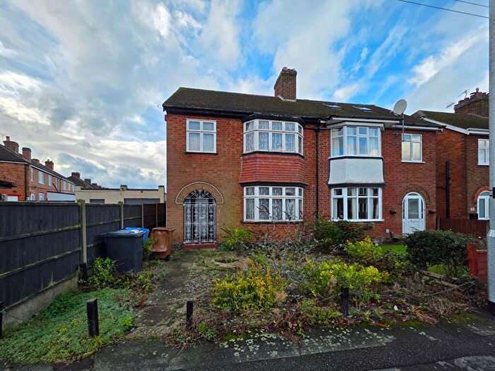 3 Bedroom Semi Detached House For Sale In Barrie Road, Hinckley, LE10