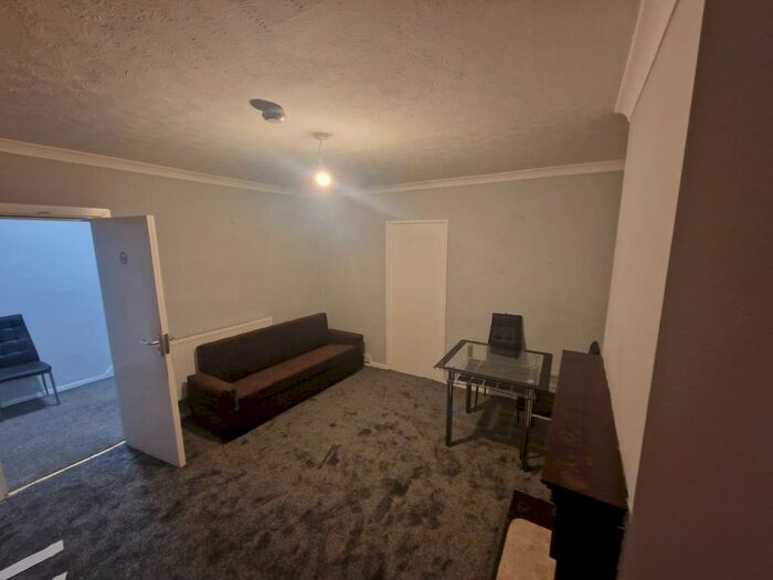 3 Bedroom Semi-Detached House To Rent In Fairfax Avenue, Bradford, BD4