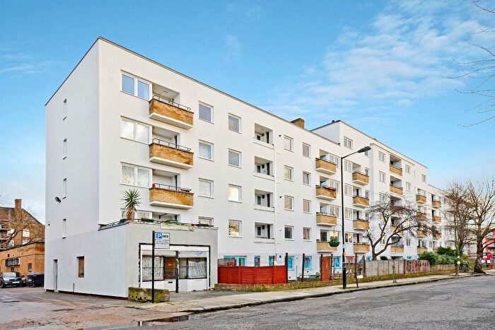 4 Bedroom Flat To Rent In Dickens Estate, London, SE1