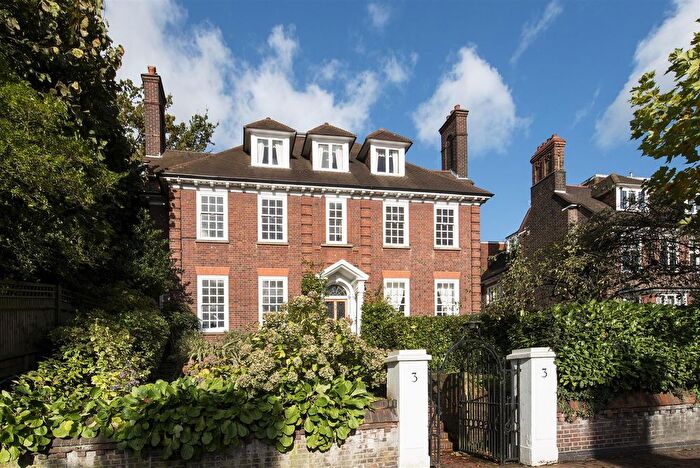 3 Bedroom Flat For Sale In Templewood Avenue, Hampstead, London, NW3
