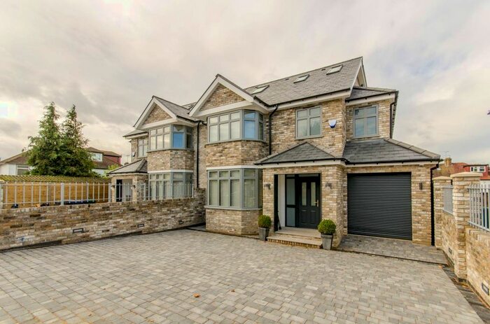 4 Bedroom Property To Rent In Oakmead Gardens, Mill Hill, Edgware, HA8