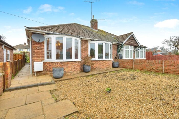 2 Bedroom Bungalow For Sale In Crawford Avenue, Northampton, Northamptonshire, NN5