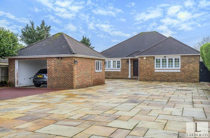 4 Bedroom Bungalow To Rent In The Drive, Ickenham, Uxbridge, UB10
