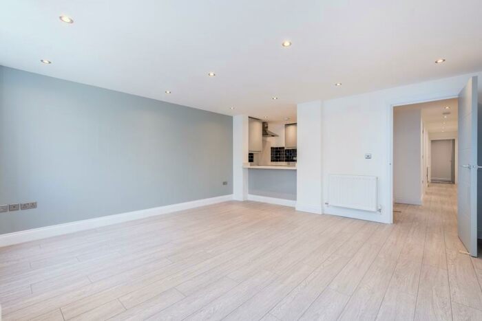 2 Bedroom Flat To Rent In Colney Hatch Lane London, N10