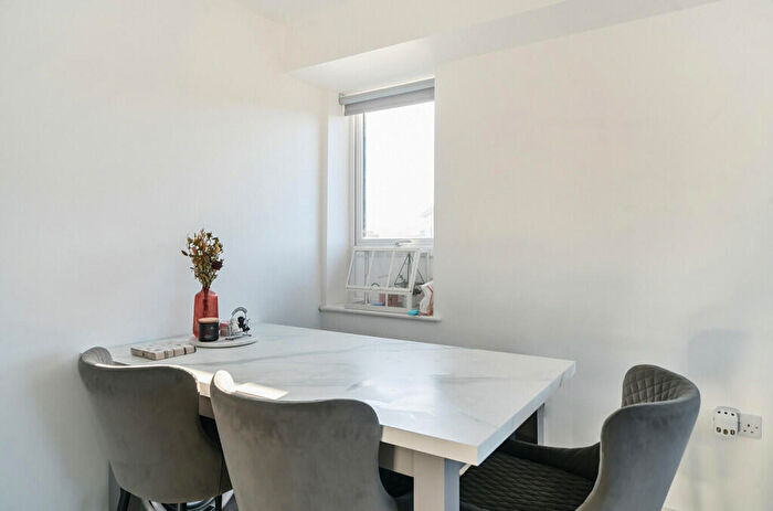 2 Bedroom Apartment For Sale In Tempus Court, Bellfield Road, High Wycombe, HP13