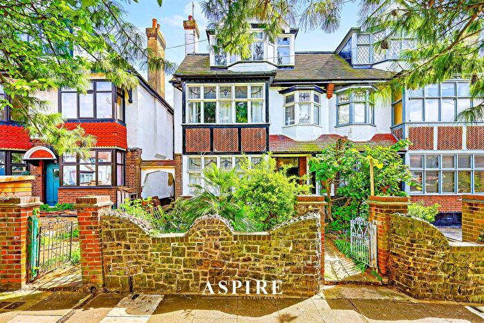 3 Bedroom Maisonette For Sale In Ditton Court Road, Westcliff-On-Sea, SS0