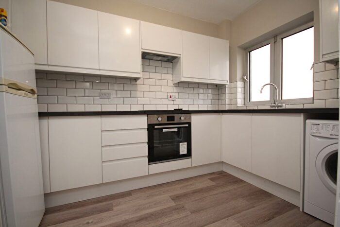 2 Bedroom Flat To Rent In Shifford Crescent, Maidenhead, SL6