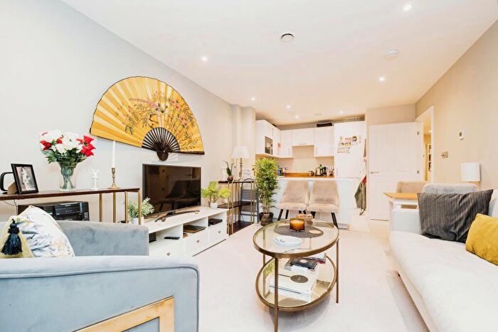 2 Bedroom Flat For Sale In High Road, Loughton, Essex, IG10