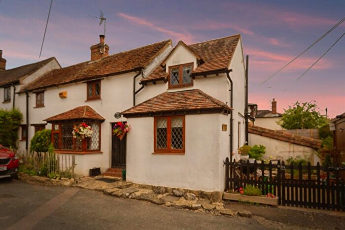 2 Bedroom Character Property For Sale In High Street, Dinton, Aylesbury, HP17