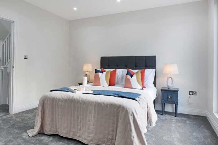 5 Bedroom Semi-detached House To Rent In Pollards Hill North, Streatham, SW16