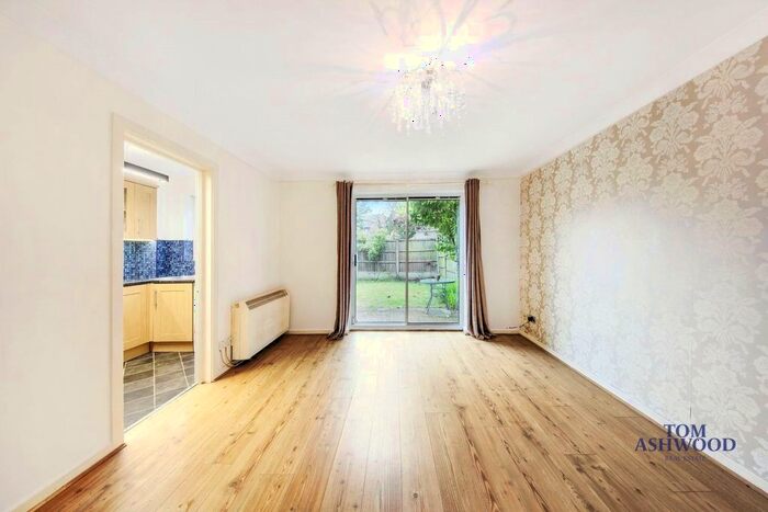 1 Bedroom Flat For Sale In Jacobs Avenue, Harold Wood, Essex, RM3