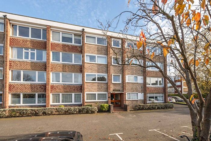 2 Bedroom Flat To Rent In Putney Hill, Putney, London, SW15