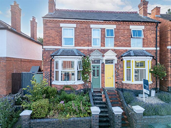 3 Bedroom Semi-Detached House For Sale In Woolhope Road, Worcester, WR5