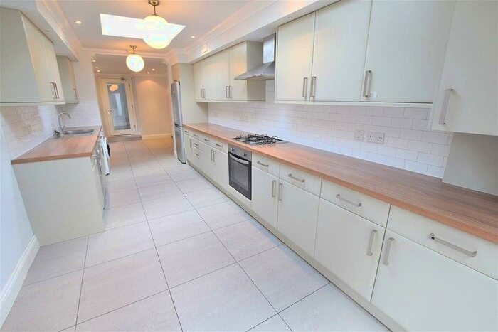 4 Bedroom House To Rent In St James Road, Stratford, E15
