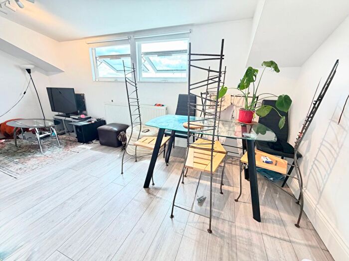 4 Bedroom Flat To Rent In Turnpike Lane, London, N8