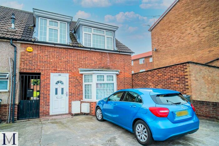 4 Bedroom End Of Terrace House To Rent In Martindale Road, Hounslow TW4