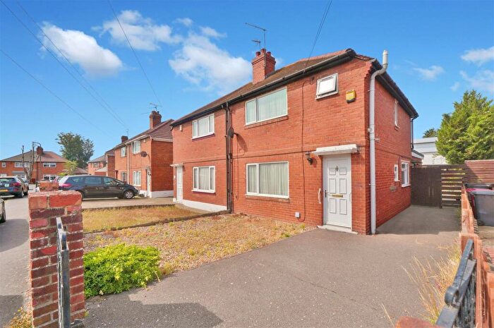 3 Bedroom Semi-Detached House For Sale In Salisbury Avenue, Slough, SL2