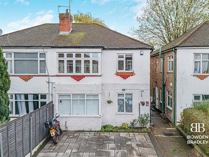 2 Bedroom Flat For Sale In Chalford Walk, Woodford Green, IG8