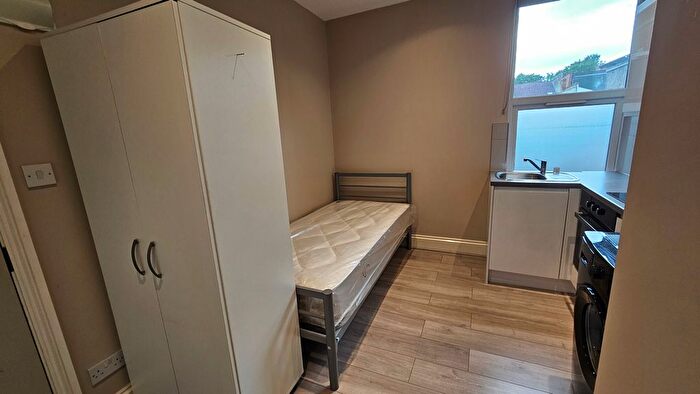 Studio To Rent In Leopold Road, Harlesden, NW10