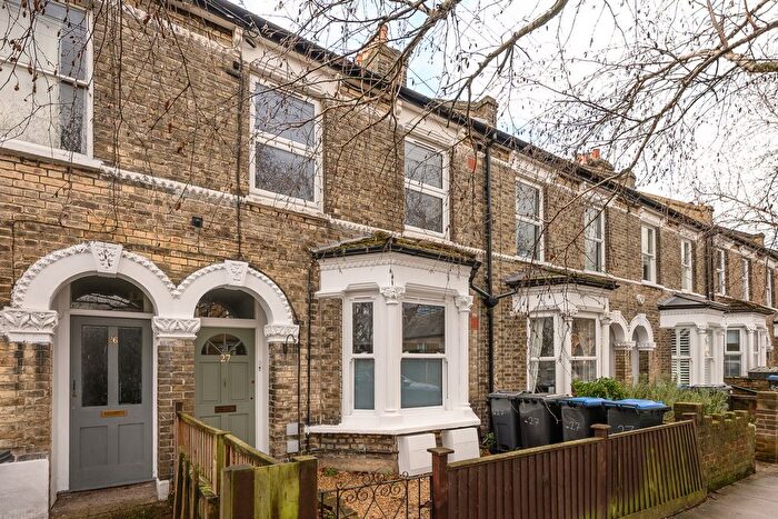 1 Bedroom Maisonette For Sale In Quicks Road, Wimbledon, London, SW19