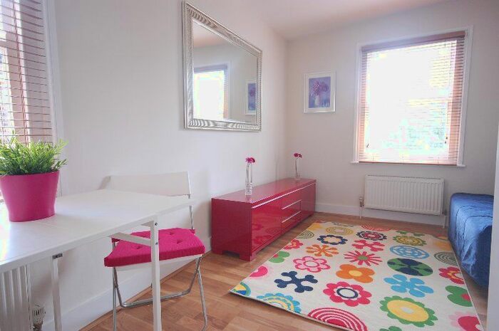 Studio To Rent In Fairbridge Road, London, N19