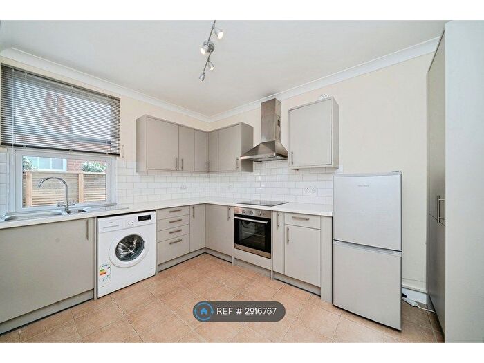 2 Bedroom Flat To Rent In Walton Road, East Molesey, KT8
