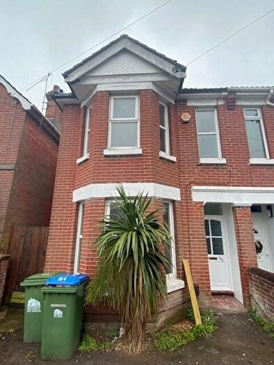 3 Bedroom Semi Detached House To Rent In Radstock Road, SO19