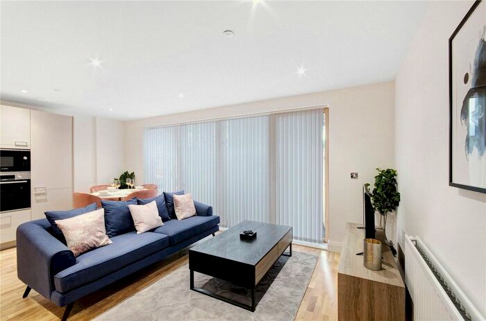 2 Bedroom Flat To Rent In Golding Lodge, Wellington Street SE18