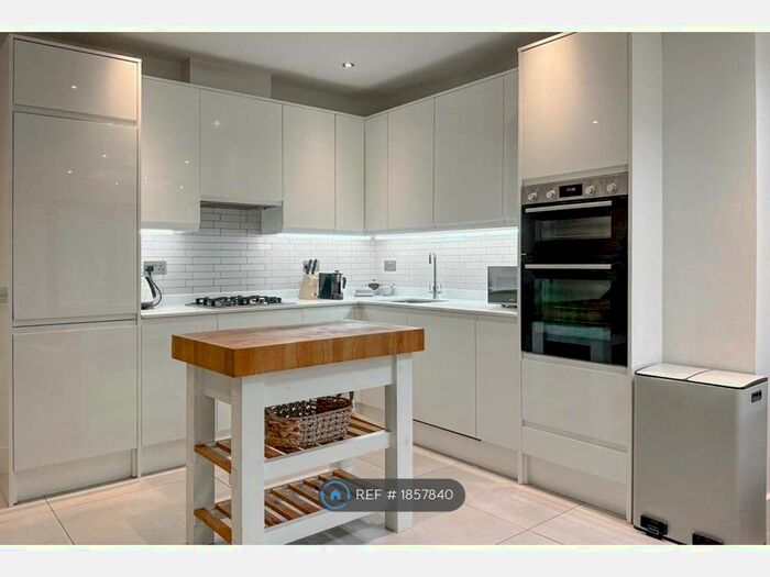 3 Bedroom Maisonette To Rent In London, London, W9