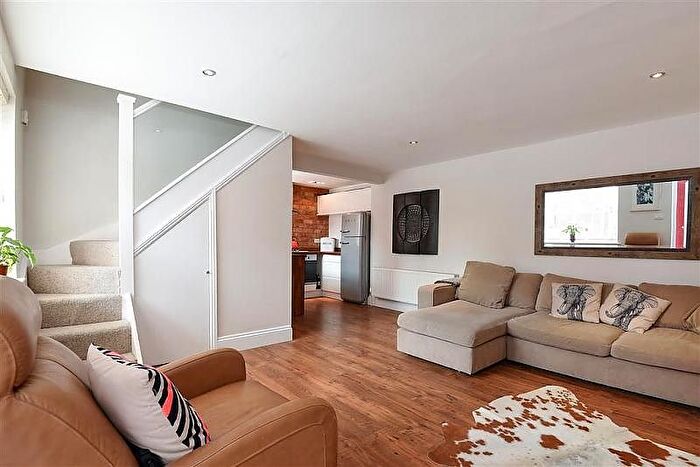 2 Bedroom Detached House To Rent In Saint John's Hill, Reading, Berkshire, RG1